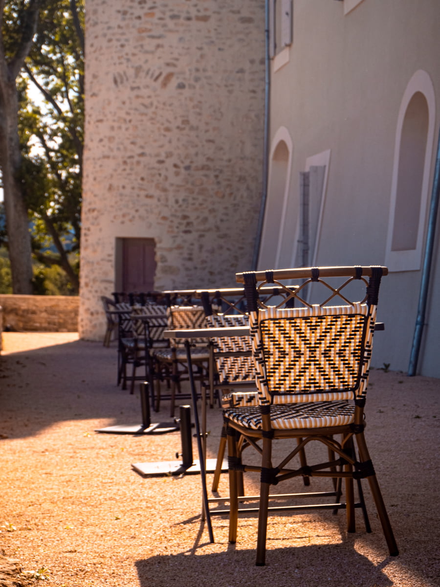 Tables dans l'arrière-cour du chateau